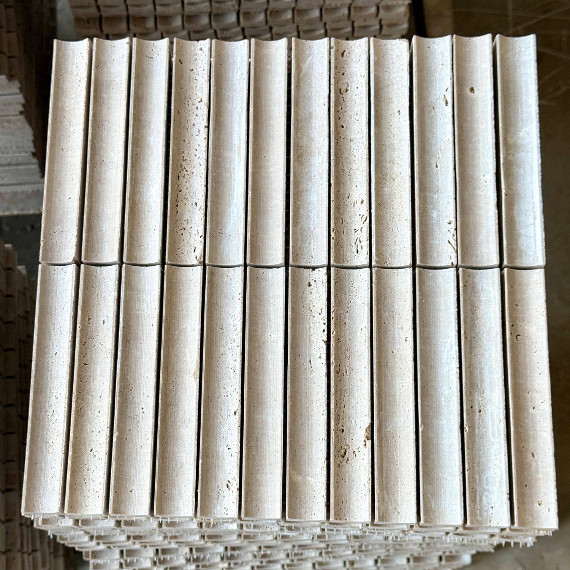 月牙形凹槽洞洞石长条形莱姆石天然石材弧面半圆管马赛克背景墙