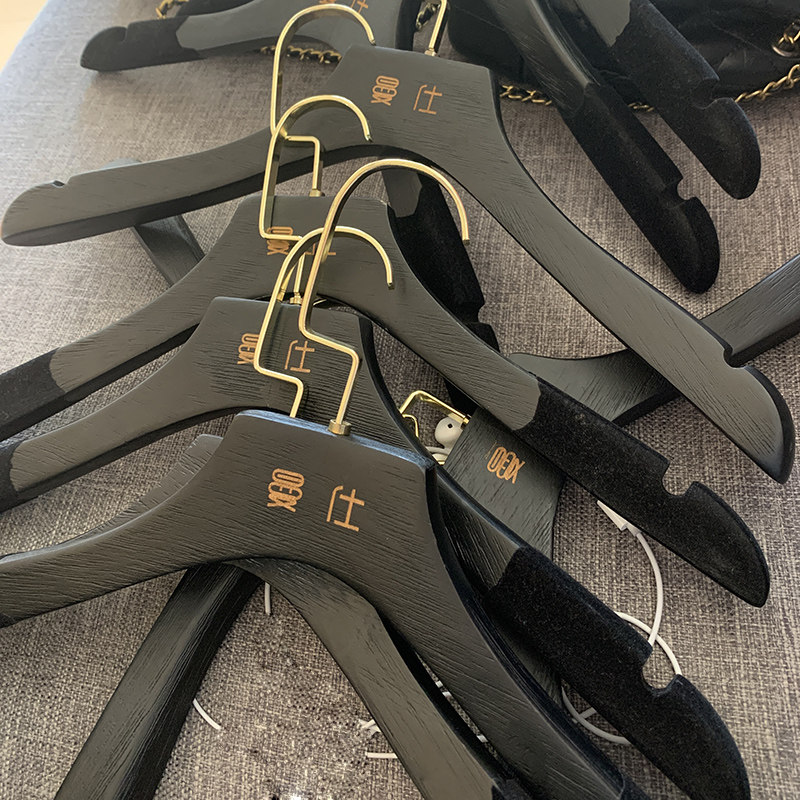 拉丝黑色实木衣架男装女装服装店LOGO定制木质衣撑植绒防滑金长钩