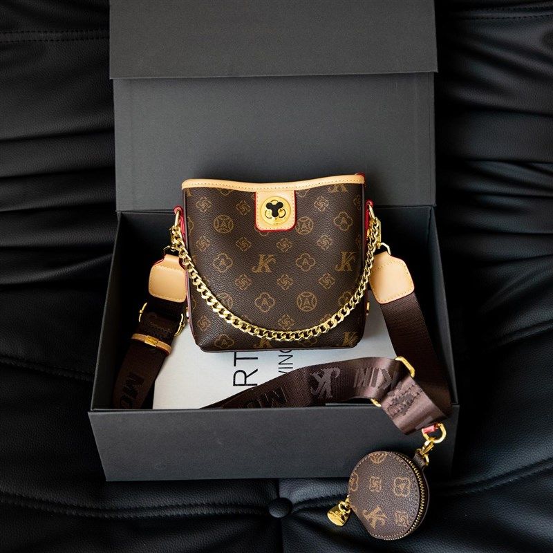 今年流行超火水桶包女士2025新款高级感斜挎小众设计女款百搭爆款