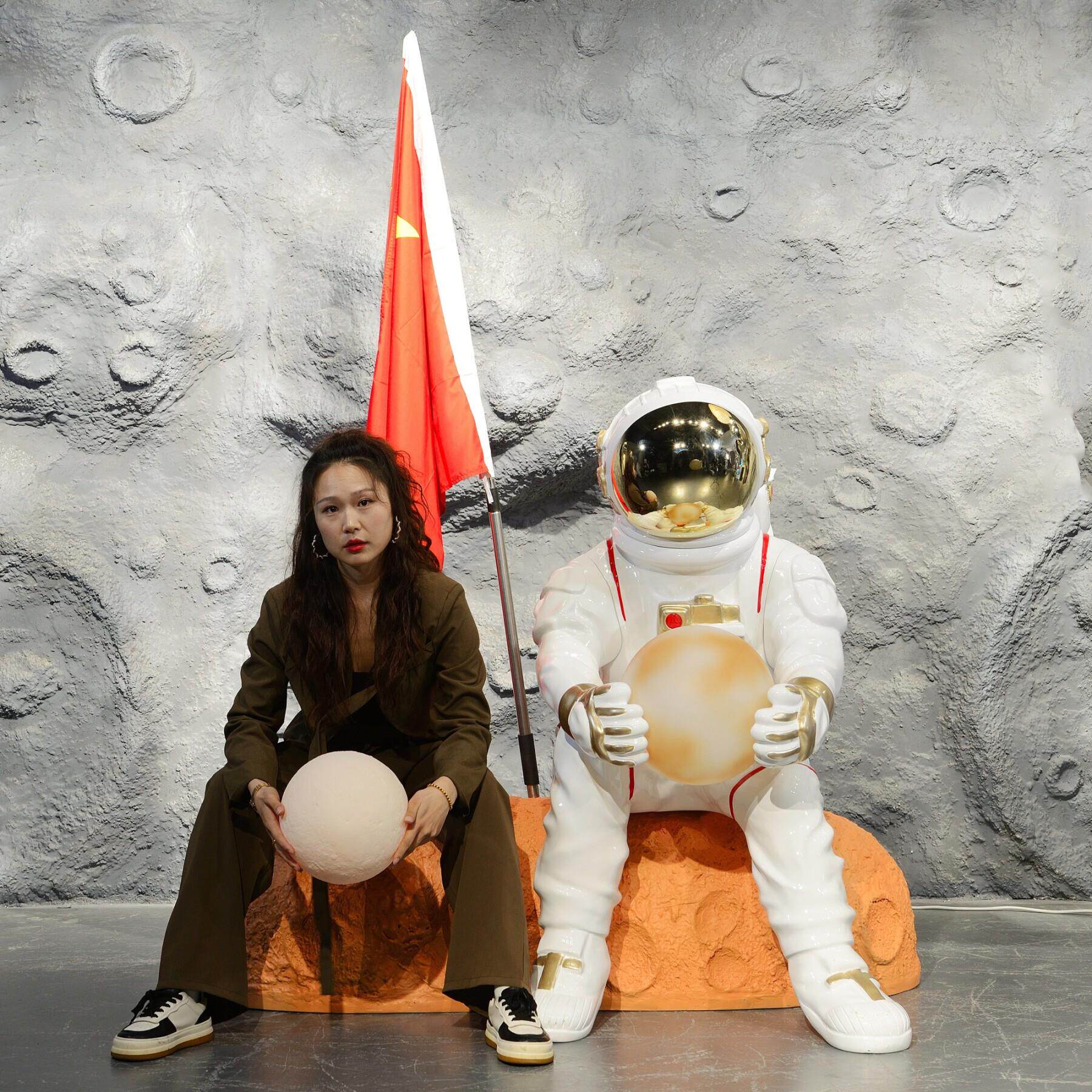 玻璃纤维坐姿太空人模型太空人大摆件主题造景装饰展厅航天科技雕