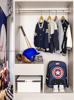 样板房衣帽间男孩儿童房衣柜服装夹克衬衫鞋帽子书包软装饰饰品