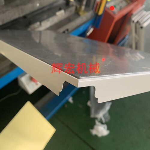 铝扣板成型机器厂家  集成吊顶自动切割机 300*600的集成铝扣板