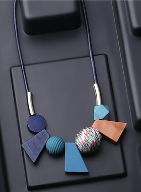 2021年新款个性短款皮绳小裙子项链女秋冬小众装饰毛衣链衣服配饰