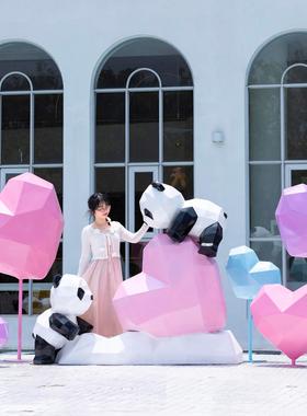 大型网红拍照打卡几何玻璃钢熊猫雕塑商场民宿游乐场爱心装置摆件