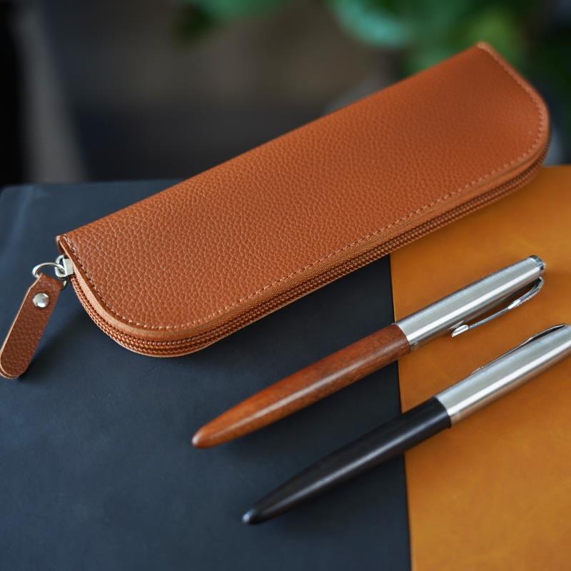 2025笔袋便携小容量迷你简约皮质钢笔收纳笔套文具袋保护套文具盒
