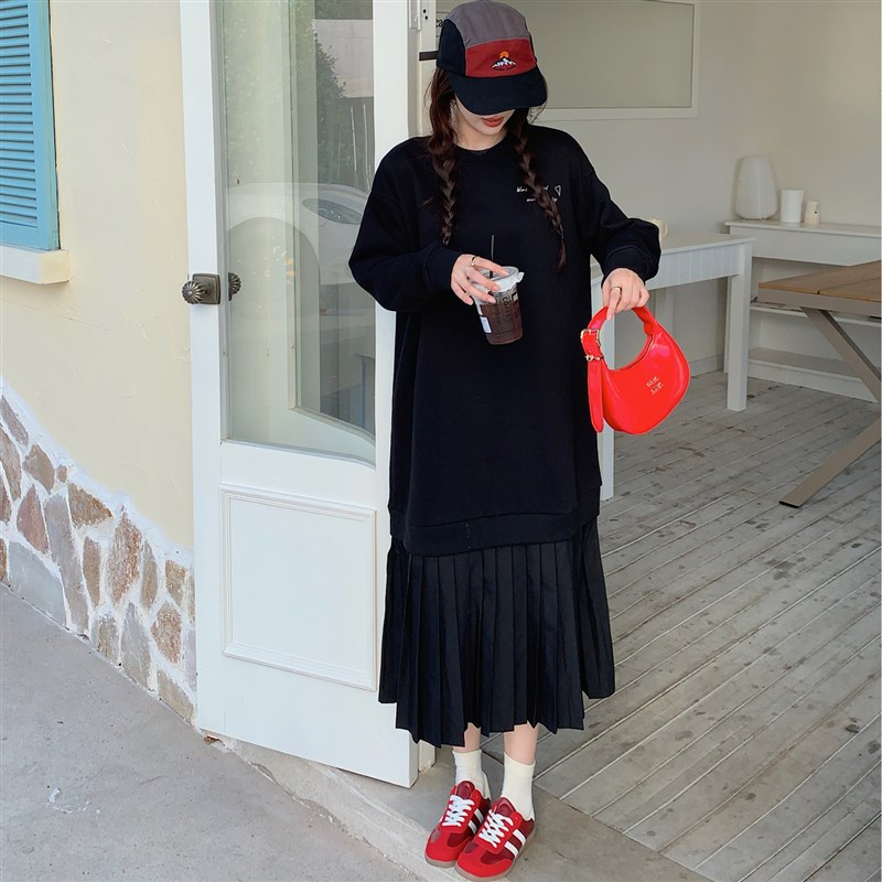 小众设计感拼接卫衣裙女2024秋冬D新款宽松小个子黑色百褶连衣裙