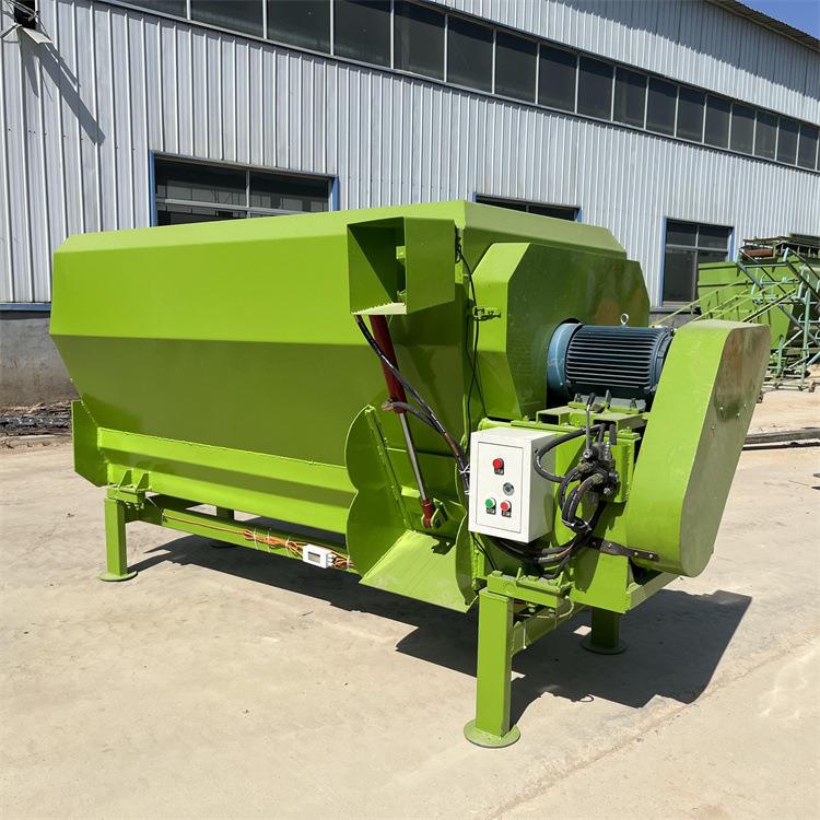 牛羊场两立方三轮撒料车养殖场自走式投喂车液压控制柴油撒草车