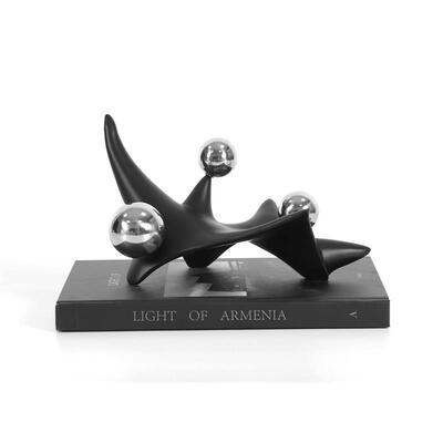 现代轻奢抽象扭曲不明生物海参刺摆件样板房样品屋展示中心简约几