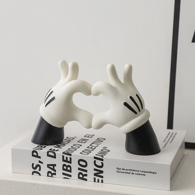 创意可爱米奇比心手摆件客厅高级感玄关电视柜桌面小众家居装饰品