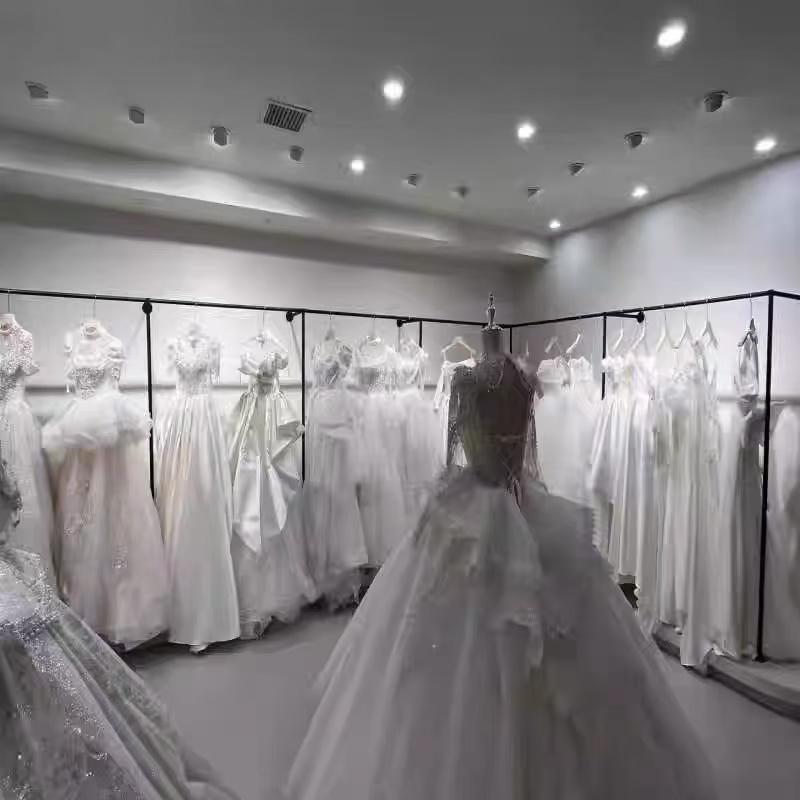 婚纱架子壁挂式上墙高档礼服秀禾专用简约货架女装西服展示架定做