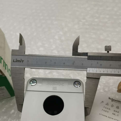 开关控制盒XALB01C18个，便宜处理了。尺寸6议价