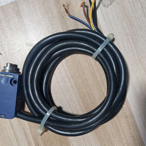 ZCMD21限位开关，实物拍摄，共4个，挂价为议价