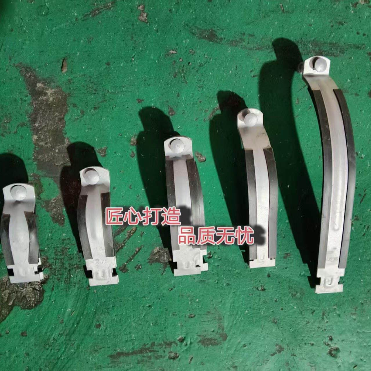 热镀锌P型管卡防腐防锈消防管道C型钢加厚P型管夹带绝缘胶皮P型卡