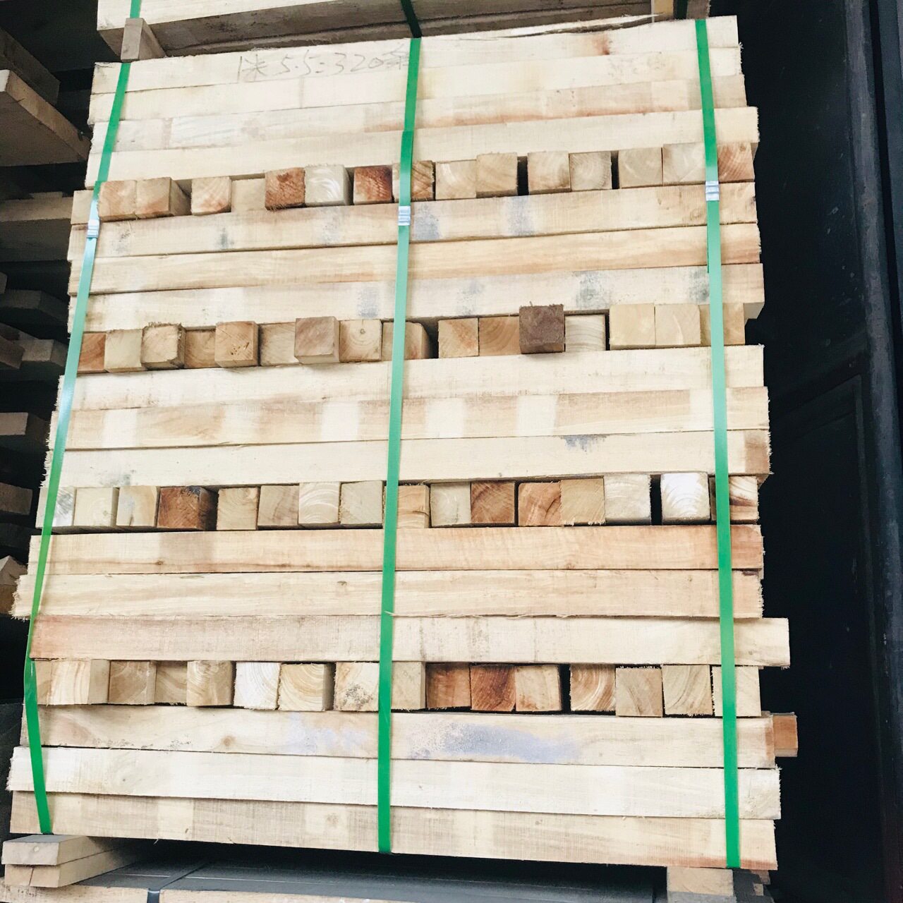 大量批发供应橡胶木板家具楼梯小柱子扶手料5.5*90