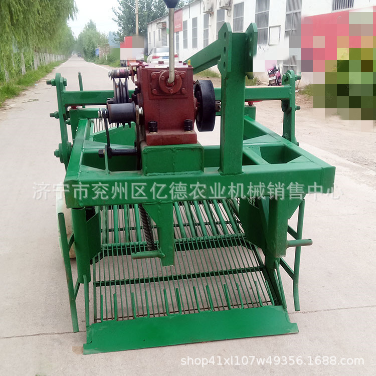 小四轮配套麦茬地平地均可用振动筛高低速可调抖土干净花生收获机