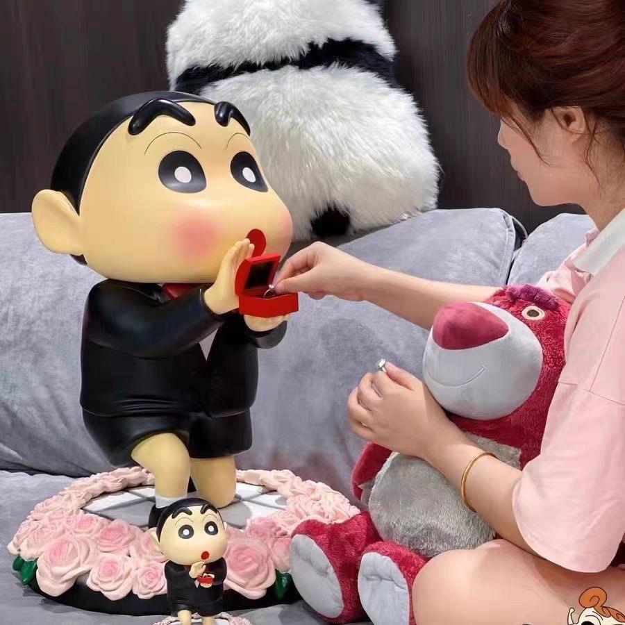 求婚蜡笔小新手办生日布置大摆件公仔送男女生朋友情侣订结婚礼物