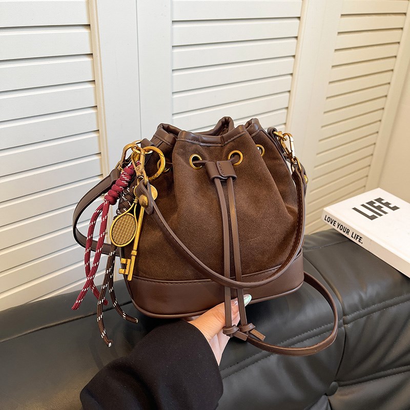 轻奢小众包包女式2025新款秋冬绒面豹纹水桶包洋气百搭单肩斜挎包