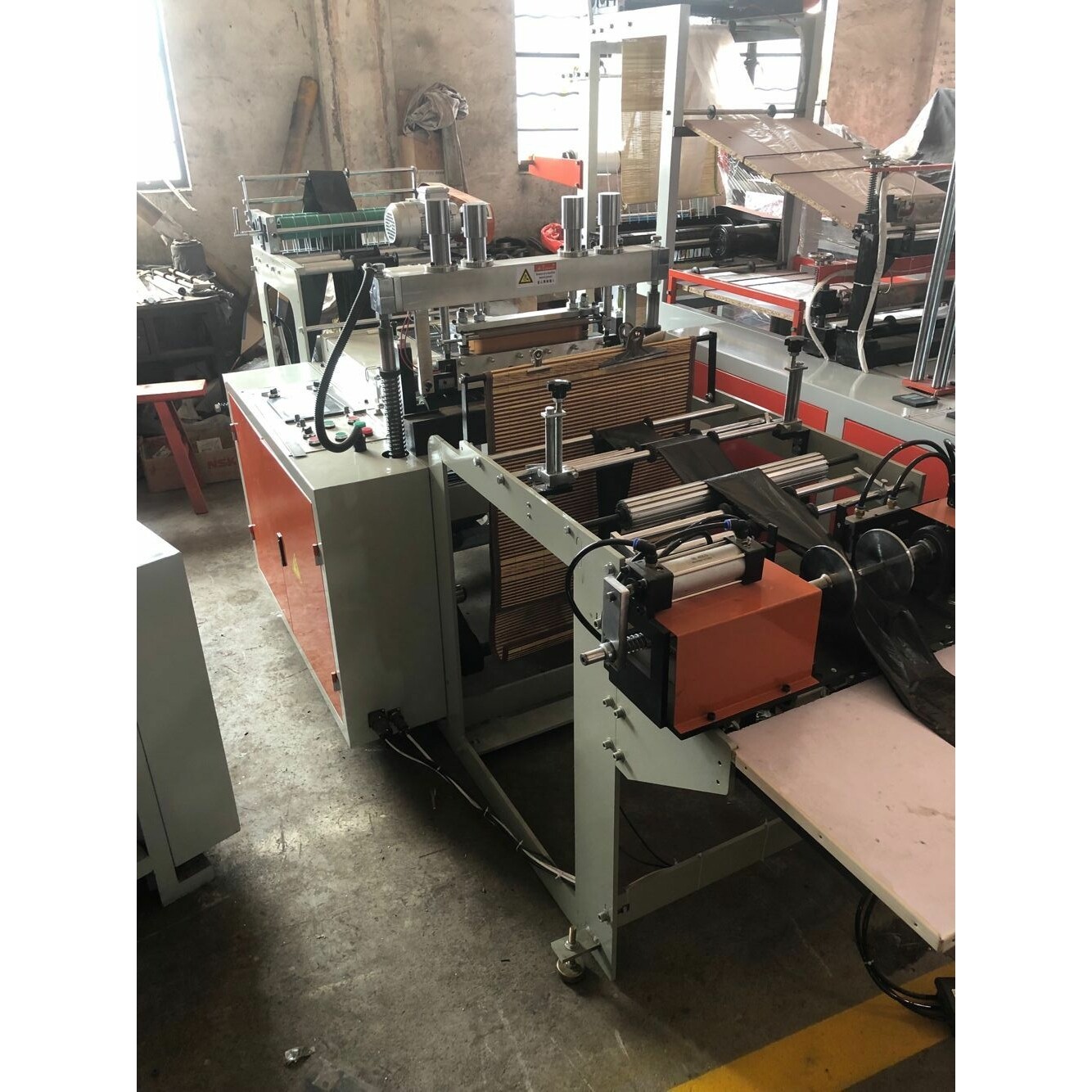 厂家生产家庭经济型全自动连卷点断式垃圾袋塑料制袋机环保
