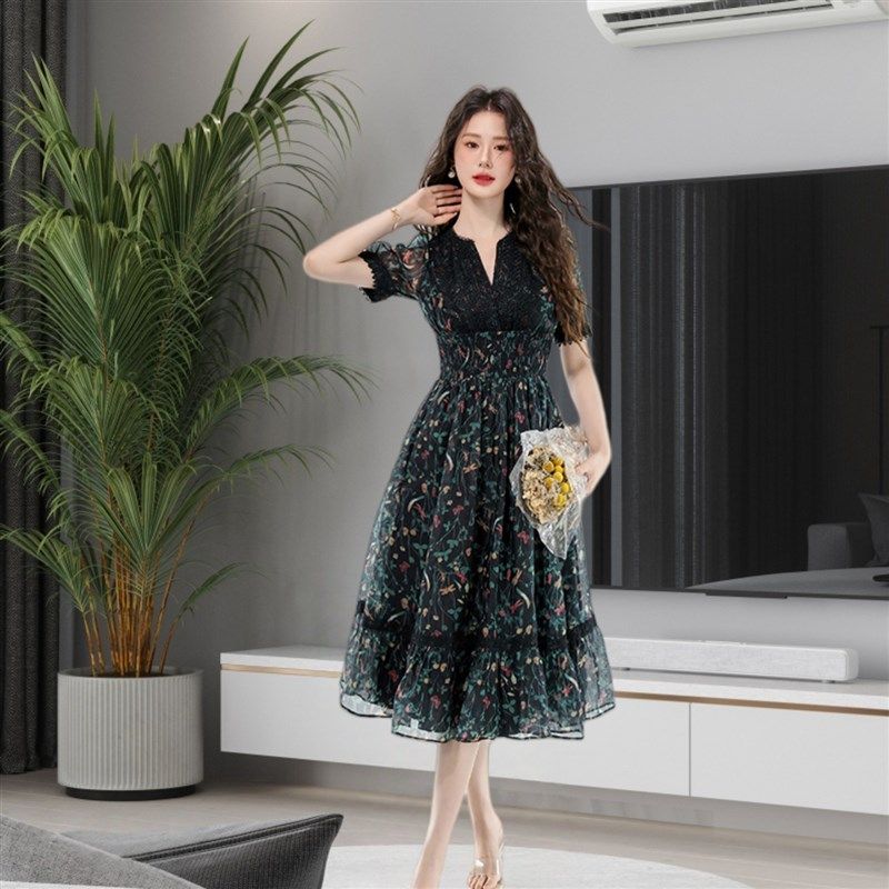 2025新爆款法式复古碎花连衣裙女夏装V领蕾丝收腰茶歇裙减龄显瘦