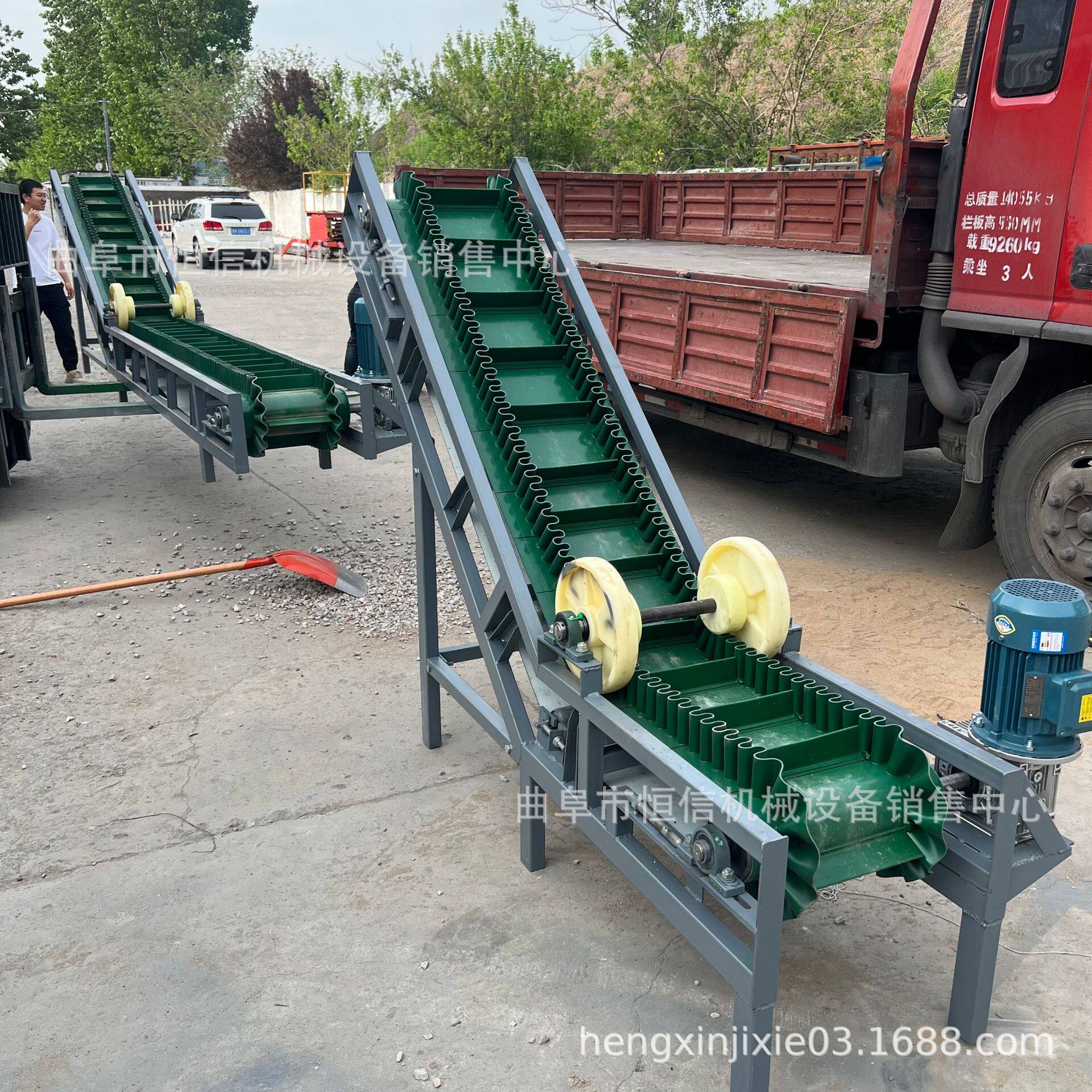 破碎塑料颗粒裙边格挡pvc皮带输送机zcjb 树脂颗粒裙边格挡传送机