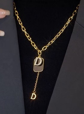 轻奢小众设计D字母毛衣链女2022年新款高级感网红锁骨链短款项链