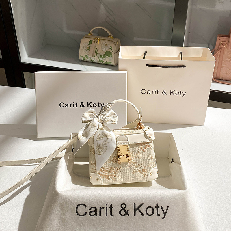 香港真皮新中式刺绣盒子包包2025秋冬新款送礼物高级感撞色小方包