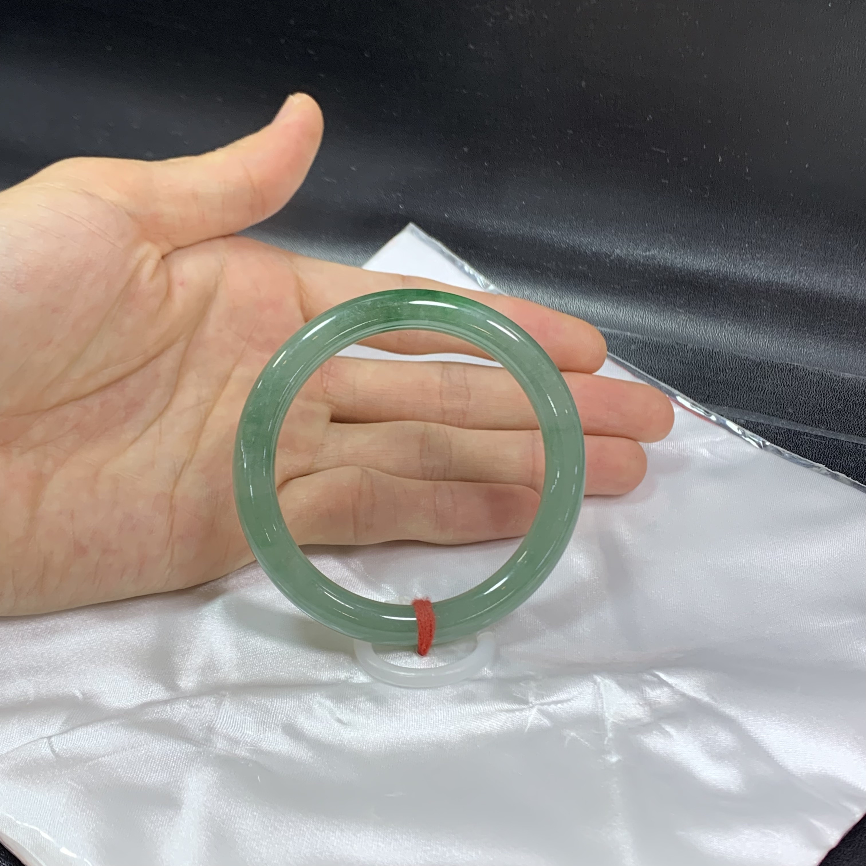 满绿系列:55-56圆条冰晴绿底带辣绿翡翠手镯冰种满绿翡翠手镯玉镯