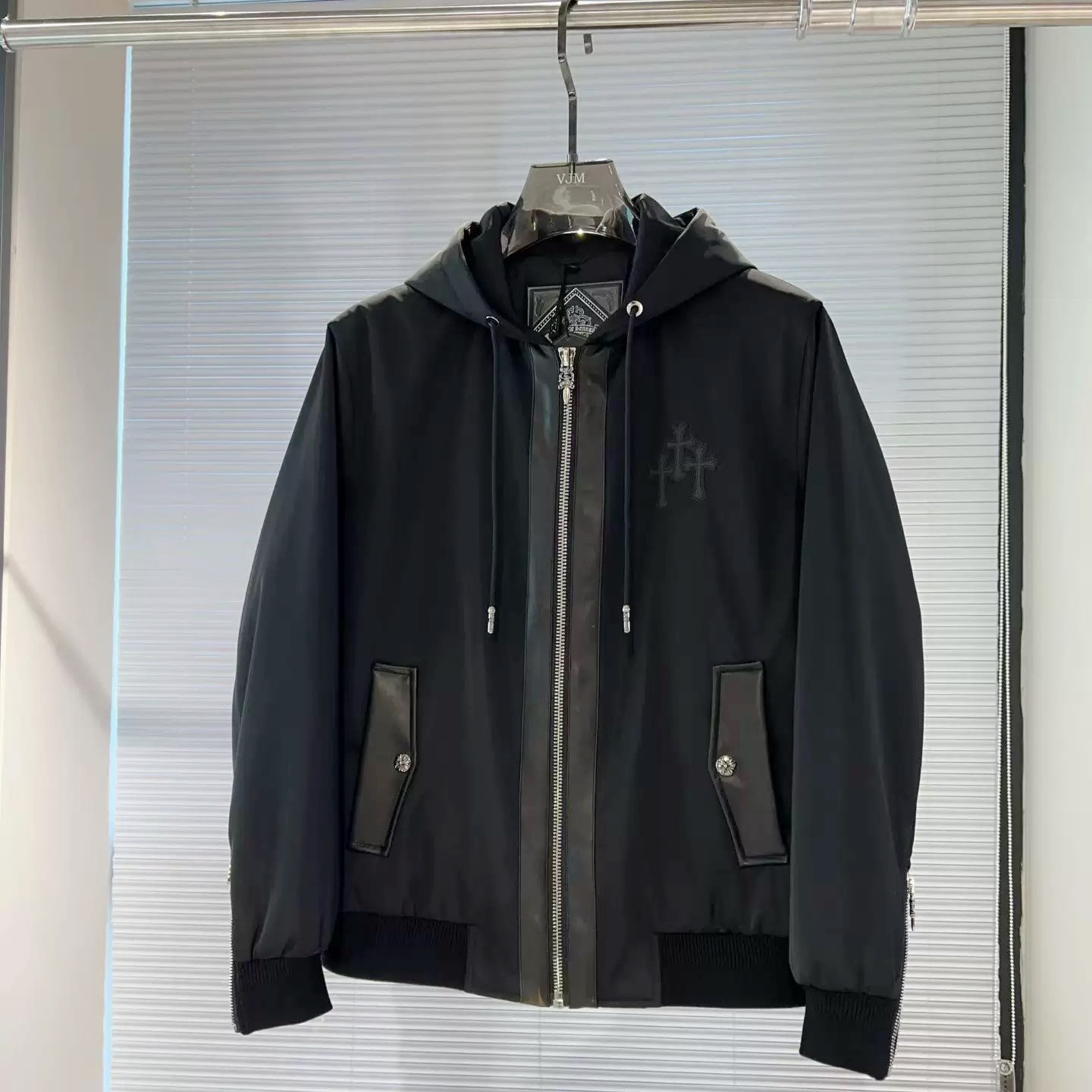 2025冬季新品连帽羽绒服夹克欧货绵羊皮拼接修身时尚休闲90白鹅绒