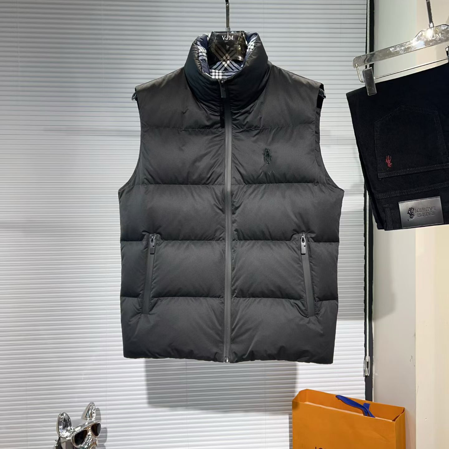 2025冬季新品立领羽绒马甲欧货高端修身时尚休闲马球刺绣90白鸭绒