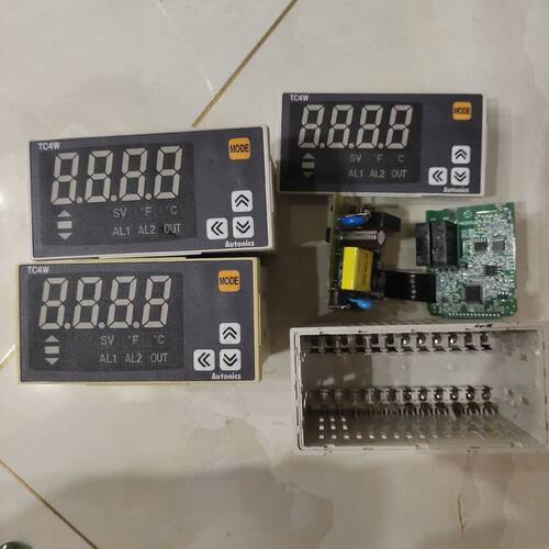 奥托尼克斯TC4W-24R温控器温控仪。通电看视频