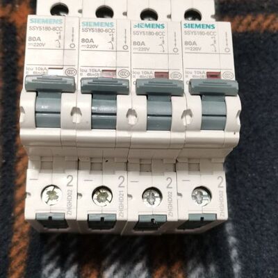 小型断路器4个 型号5SY5180-4CC、5SY51