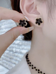 韩国网红轻奢高级感日常百搭精致耳钉时尚 黑色锆石花朵甜美耳环女