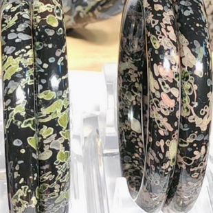 天然正宗原矿梅花玉手镯黑白彩色手镯女款玉石镯子圆条