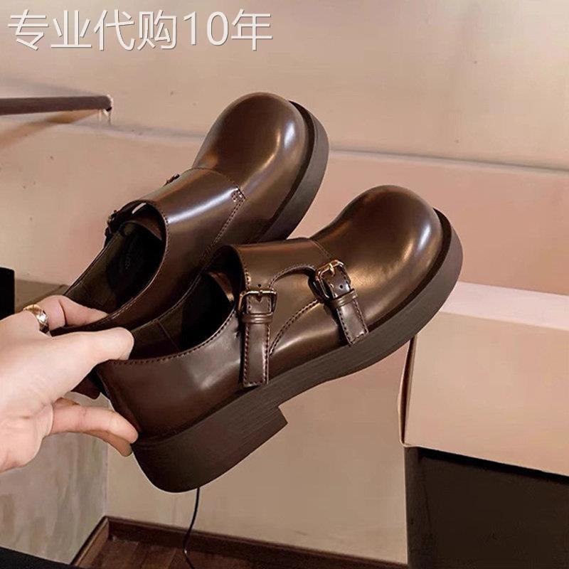 香港圆头小皮鞋女2026春秋粗跟厚底复古双扣带乐福鞋丑萌大头单鞋