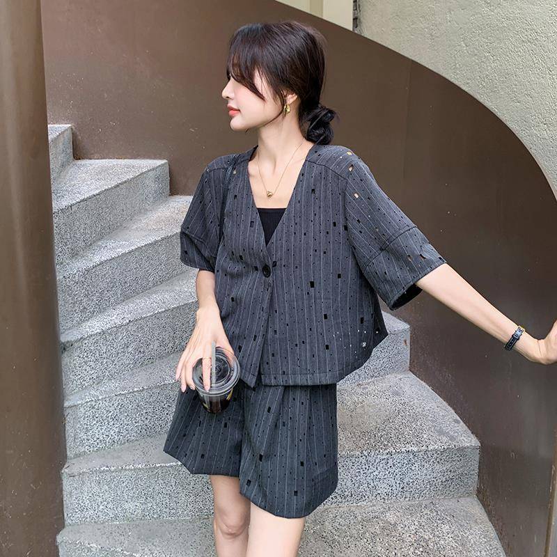 灰色薄款西装套装女2025夏新款气质女神范烫钻镂空短袖短裤两件套
