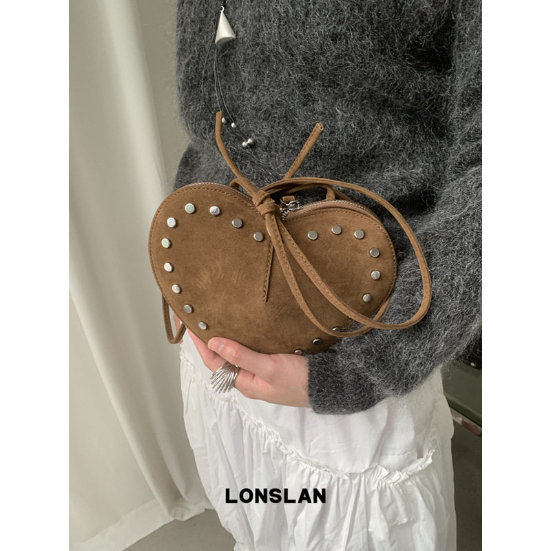 Lonslan BAG 2026NEW 复古吸睛铆钉设计麂皮爱心单肩斜挎包包