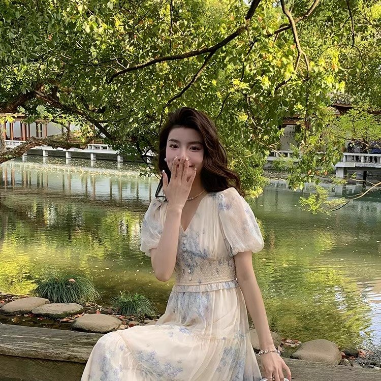 2026法式优雅碎花连衣裙女高腰显瘦v领泡泡袖可甜可盐仙女蛋糕裙