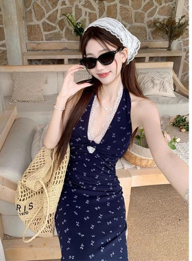 法式气质蕾丝挂脖藏蓝碎花连衣裙女夏季新款收腰度假风包臀长裙子
