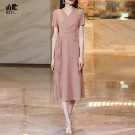 橘粉色褶皱连衣裙女夏季2026新款气质减龄高级感修身显瘦中长裙子