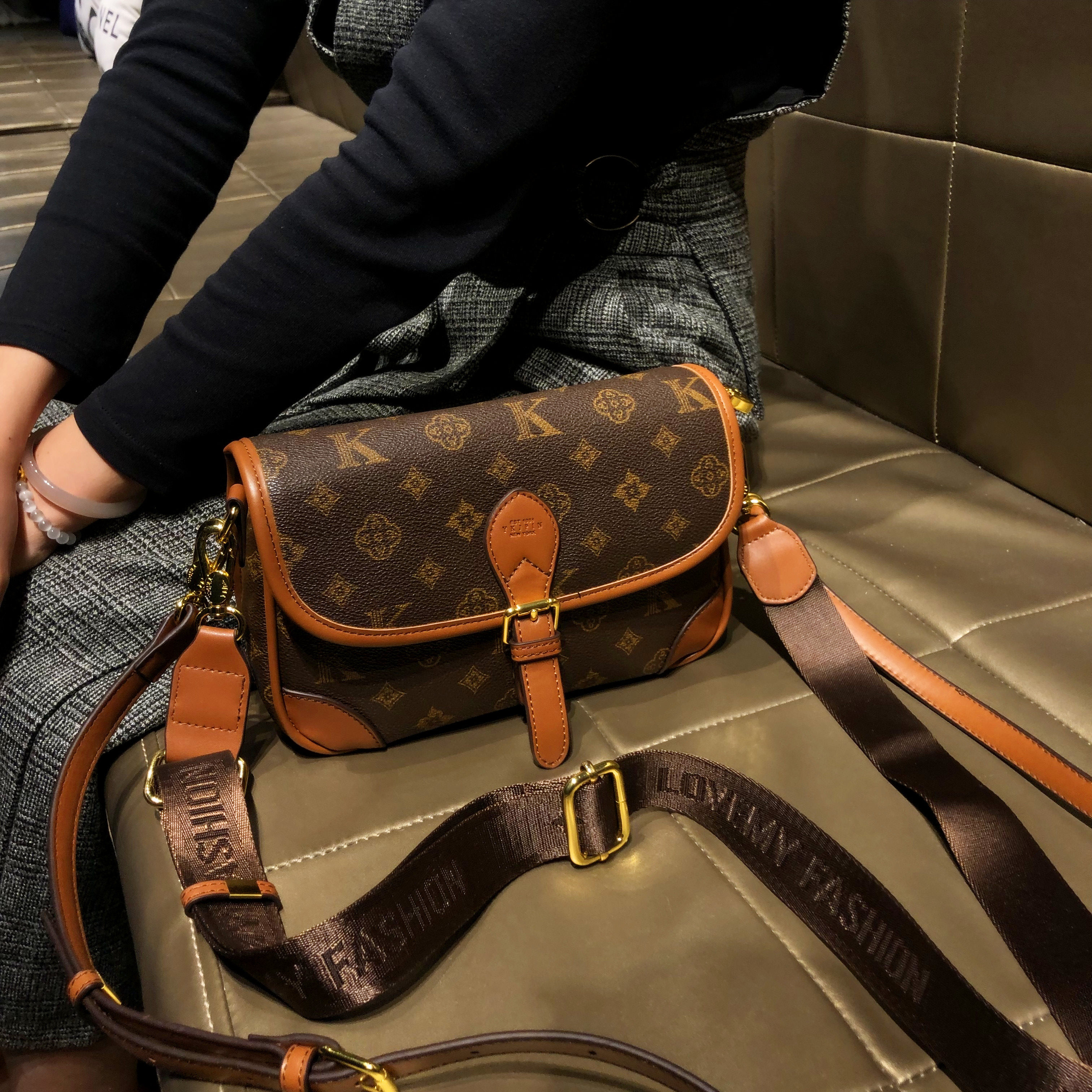 香港品牌包包女式2025新款流行通勤单肩小方包真皮高级气质斜挎包,箱包皮具/热销女包/男包,小方包,淘宝优惠券,粉丝福利购,淘宝优惠卷