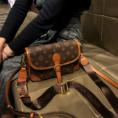 香港品牌包包女式 2025新款 流行通勤单肩小方包真皮高级气质斜挎包