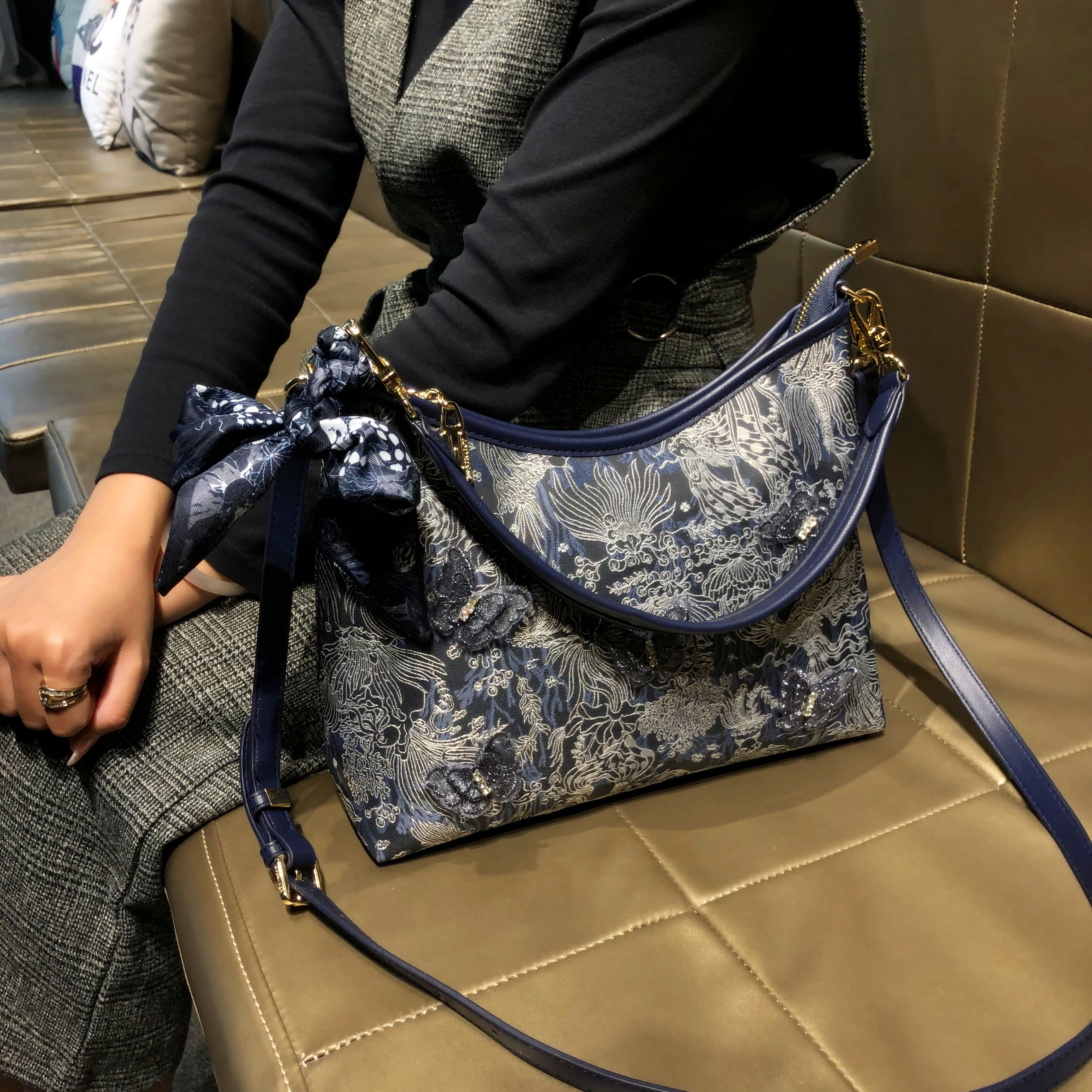 香港品牌时尚刺绣设计单肩腋下包