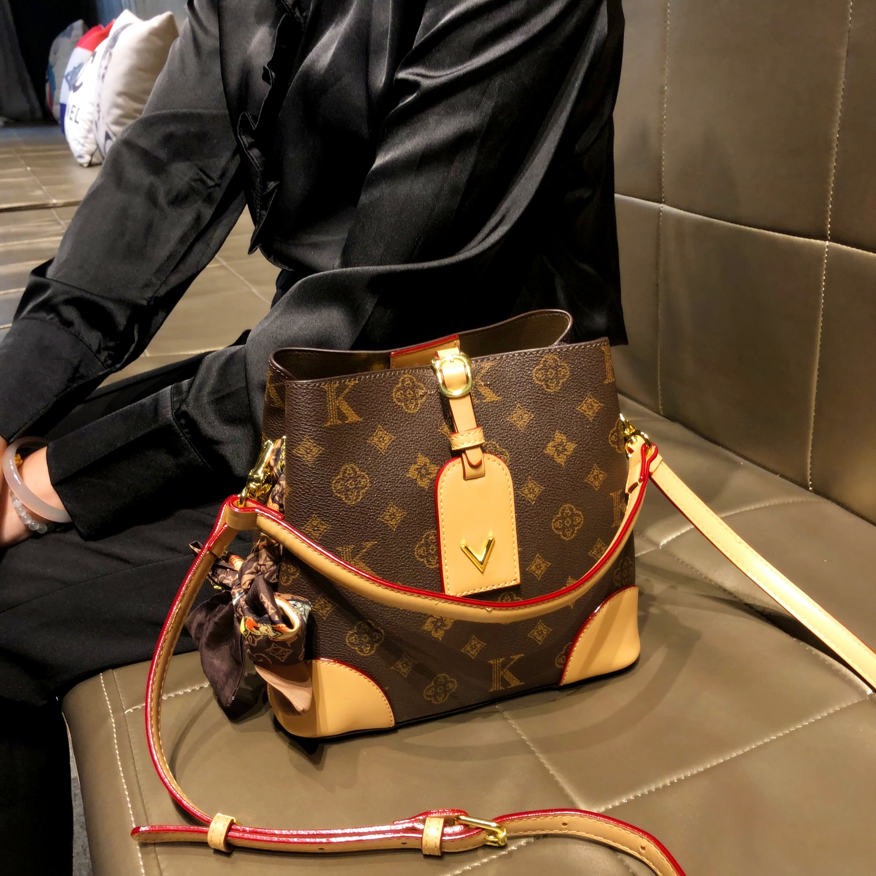 香港品牌时尚休闲简约印花水桶包