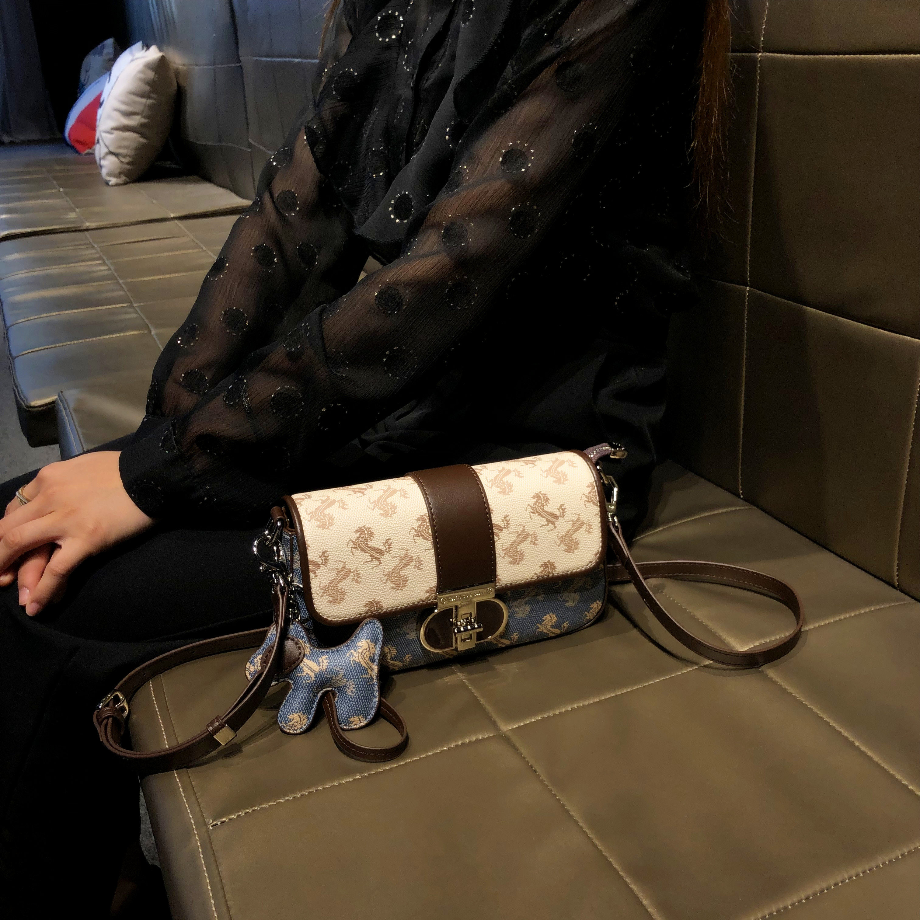 香港品牌包包2026新款女士精致流行小方包女款大气日常单肩斜挎包