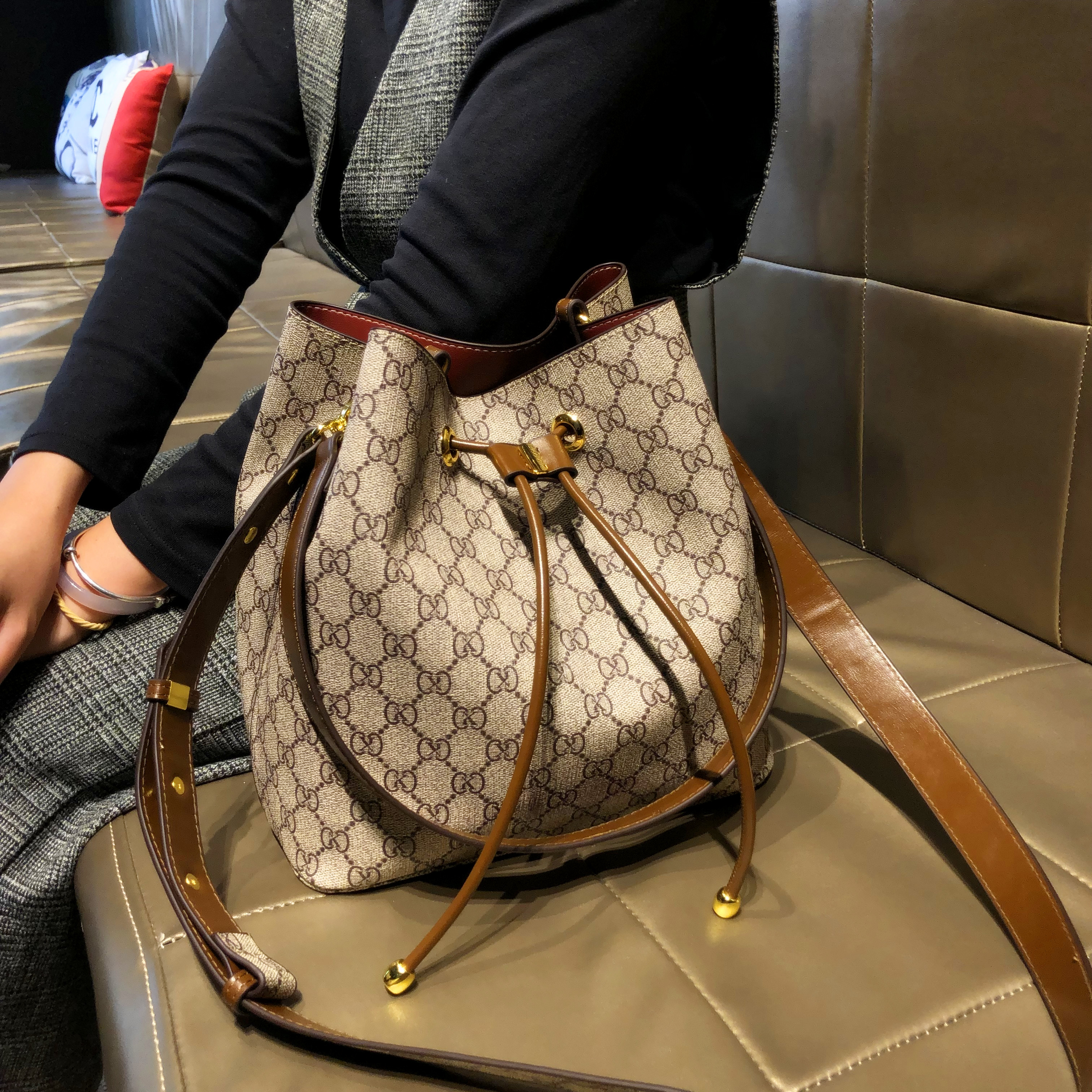 香港品牌复古时尚印花休闲水桶包