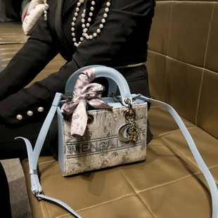 香港品牌包包女新款时尚刺绣手提戴妃包真皮通勤单肩斜挎小包女包