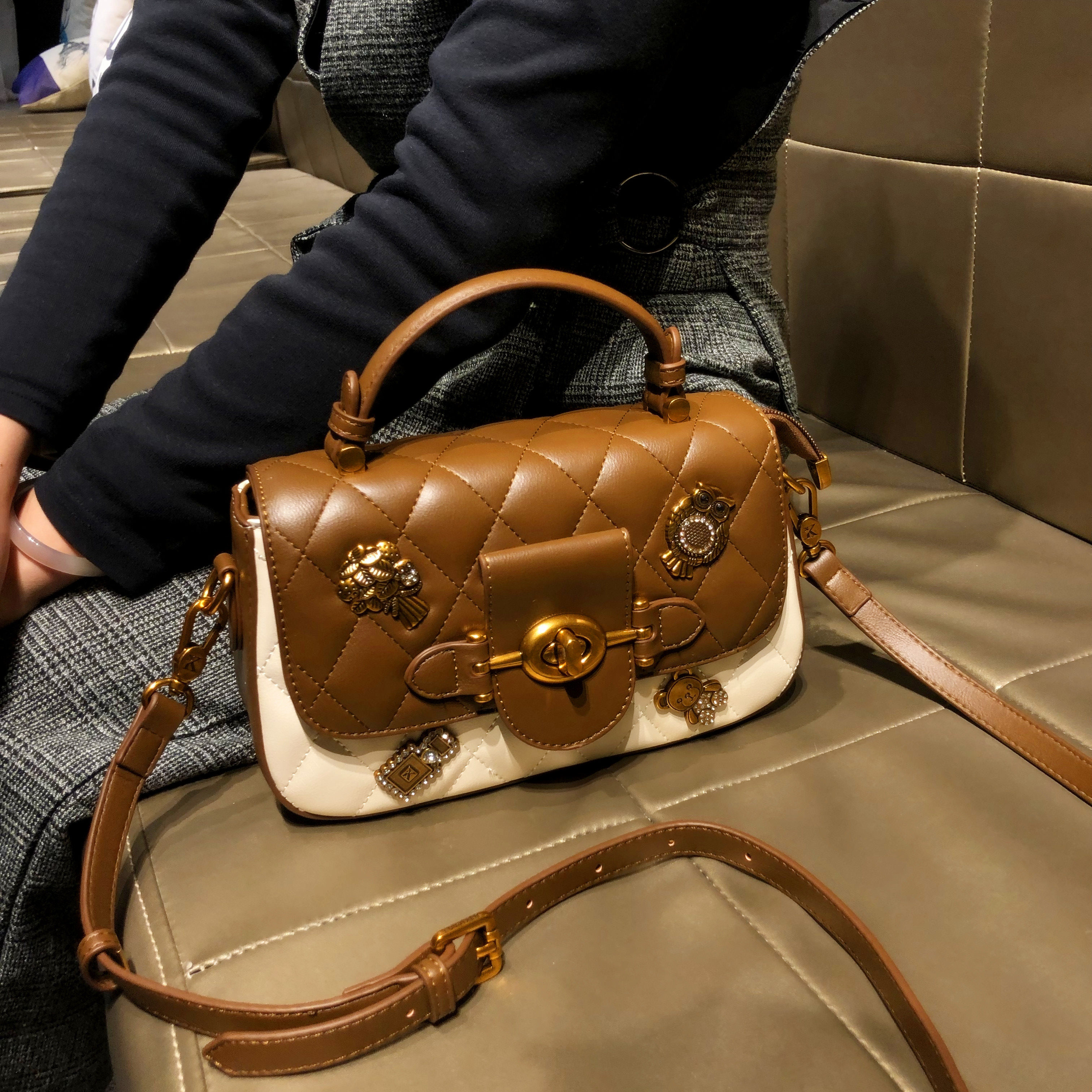 香港品牌时尚菱格真皮徽章小方包