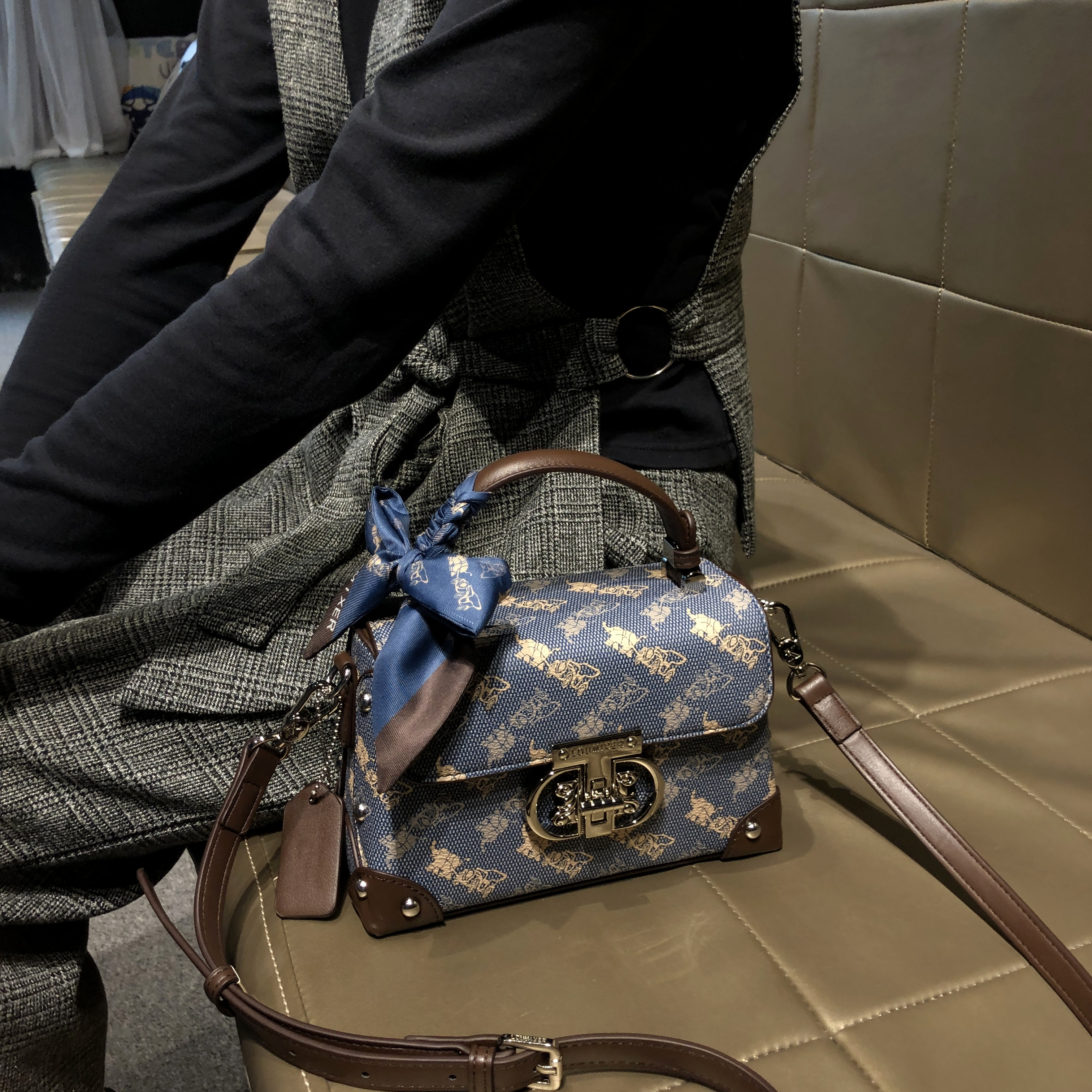 香港品牌包包2026新款高级印花女款手提斜挎包流行好看上班小方包