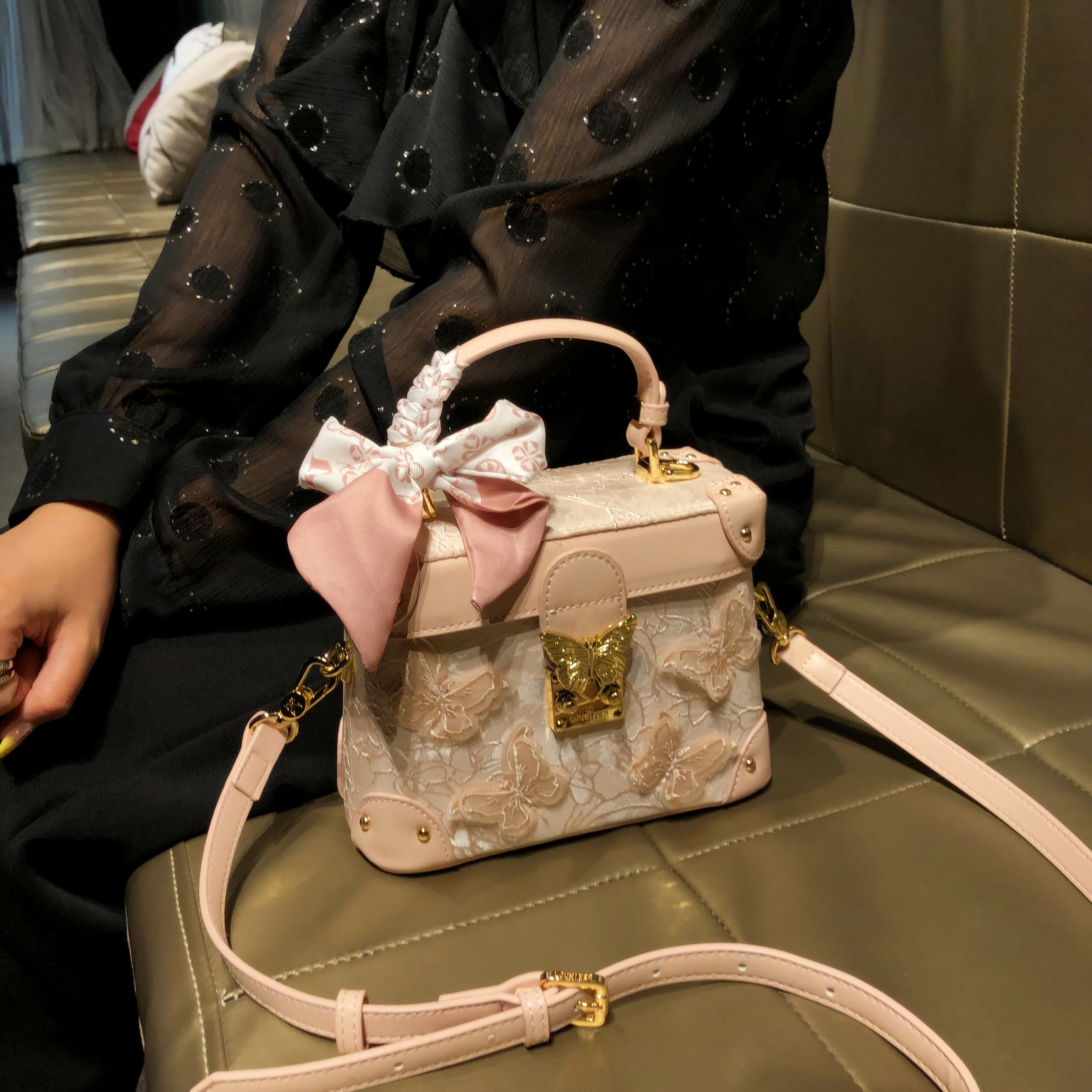 香港品牌包包女款2025新款真皮刺绣盒子包高级感手提单肩斜挎小包