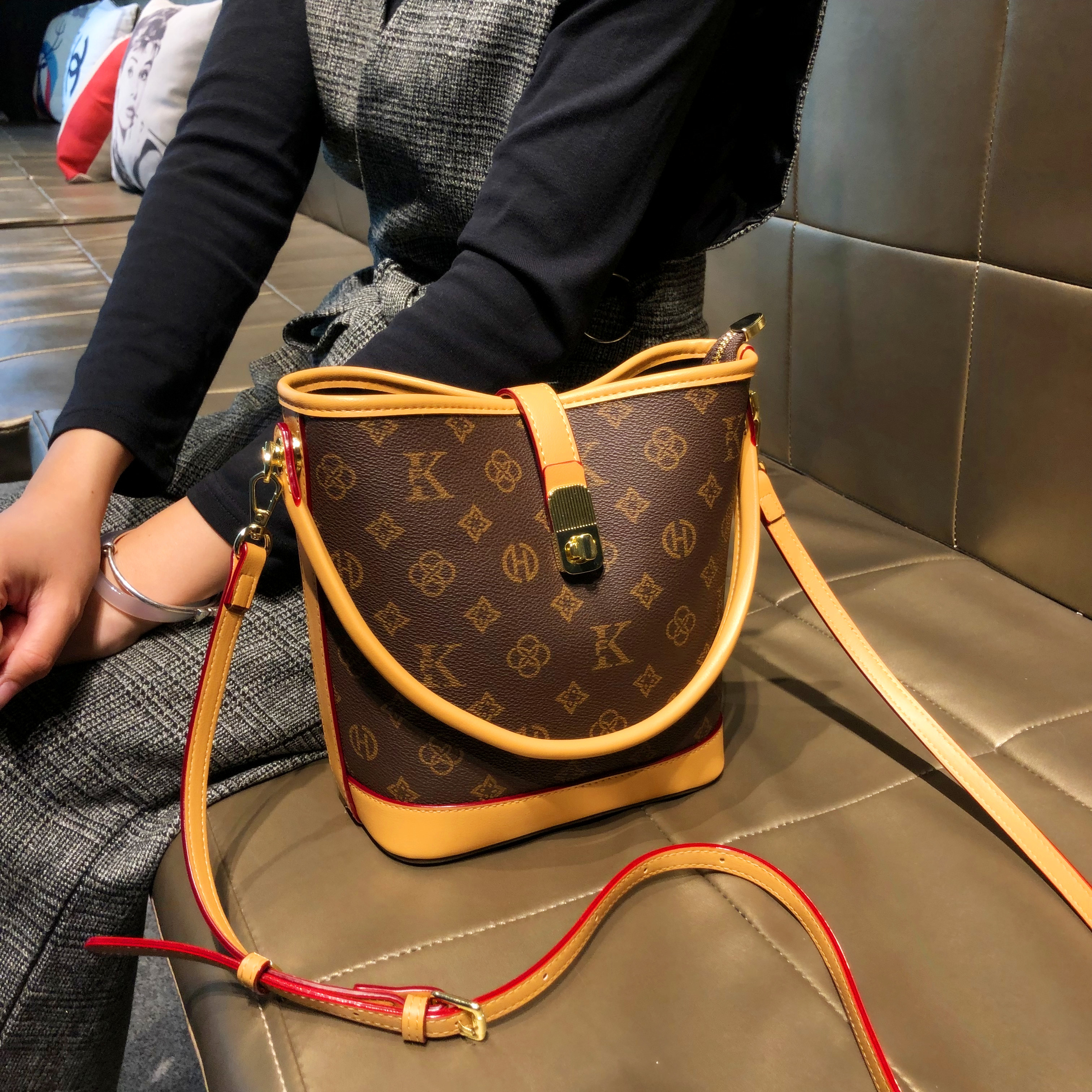 香港品牌复古时尚印花休闲水桶包